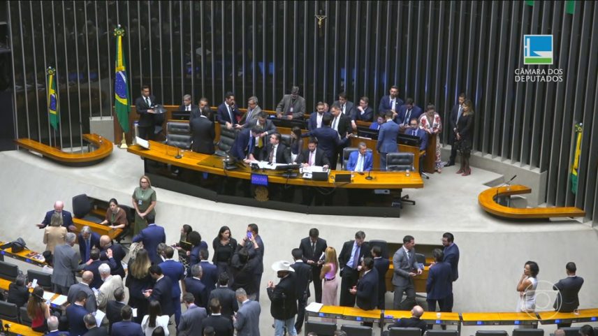 Congresso aprova reajuste para servidores da Câmara e do Senado; mudança abre espaço para pagamentos acima do teto do funcionalismo — Foto: Jornal Nacional/ Reprodução