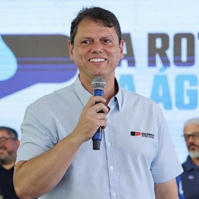 Tarcísio celebra rebaixamento de escola que prestou homenagem a Lula