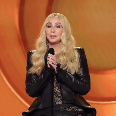 Cher recebe prêmio vitalício em apresentação surpresa nos Grammys 2026