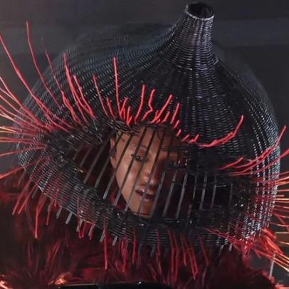 Lady Gaga volta ao Grammy com apresentação de "Abracadabra"