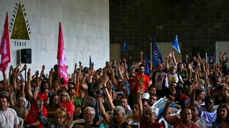 Salário defasado motiva a greve de professores em Minas Gerais. Na foto, a assembleia que decidiu pela paralisação. Foto: Reprodução