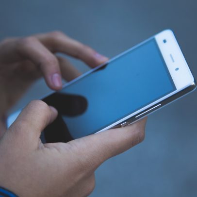 Uso precoce de celular aumenta riscos à saúde de crianças