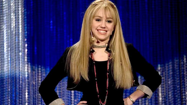 Miley Cyrus com peruca no especial de 20 anos de Hannah Montana
