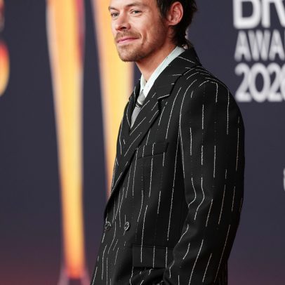 Harry Styles usa terno risca de Chanel e sapatilhas nos BRIT Awards 2026