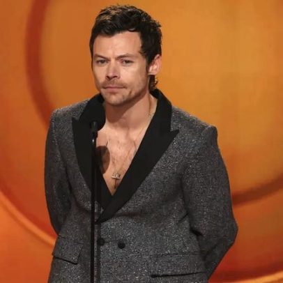 Harry Styles participa dos Grammys 2026 com jaqueta brilhante e jeans