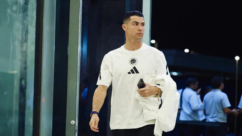 Cristiano Ronaldo viajou com o Al-Nassr para o duelo contra o Al-Fateh — Foto: Divulgação/Al-Fateh