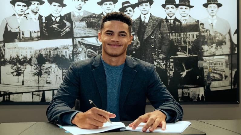 Kauã Prates assina com o Borussia Dortmund — Foto: Divulgação/ Borussia Dortmund