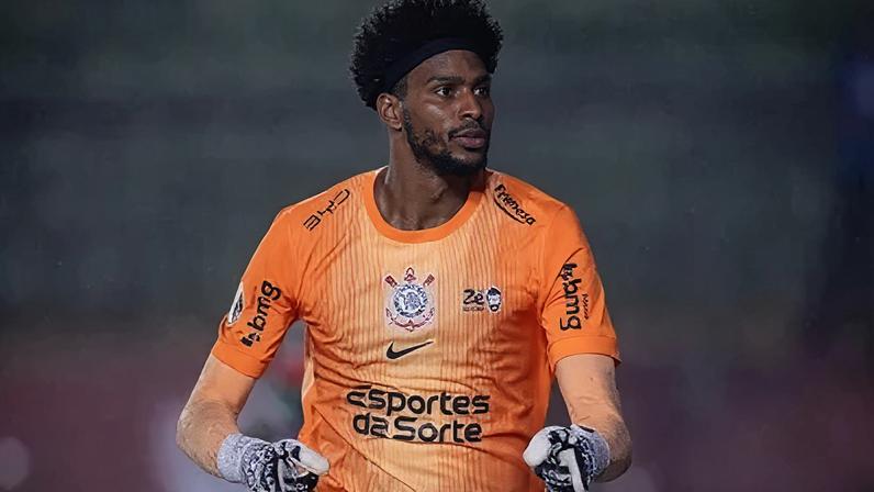 Hugo Souza foi um dos destaques da classificação do Corinthians sobre a Portuguesa