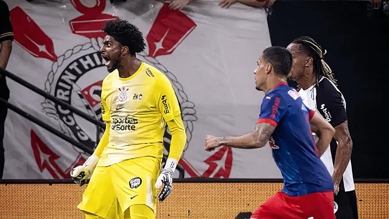 Hugo Souza já pegou 11 pênaltis pelo Corinthians