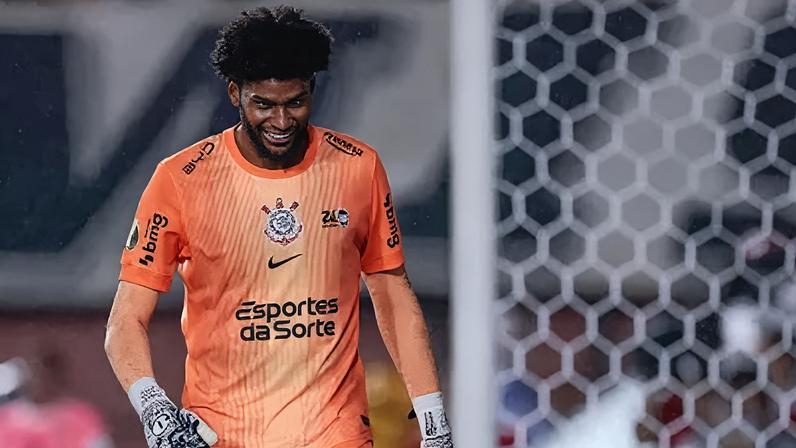 Hugo Souza já pegou 14 pênaltis com a camisa do Corinthians