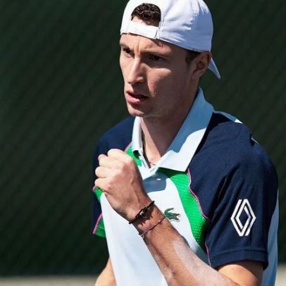 Humbert vence Tsitsipas e encara Rublev em duelo de campeões