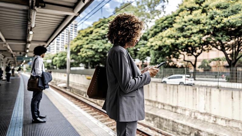 Mobilidade. Integrar os dados de aplicativos, operadoras de telefonia e bilhetagem eletrônica é uma forma de combater os desertos de transporte – Imagem: Fernando Frazão/Agência Brasil e iStockphoto