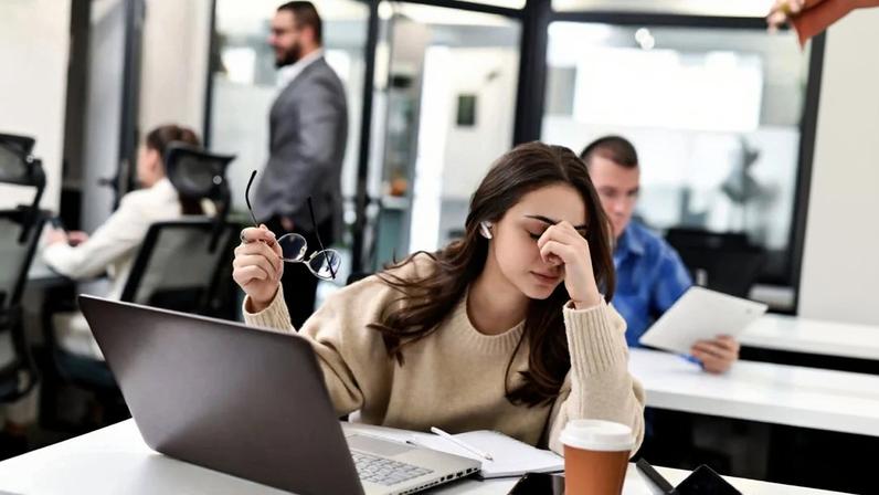 Executivos veem produtividade com IA, mas trabalhadores relatam sobrecarga