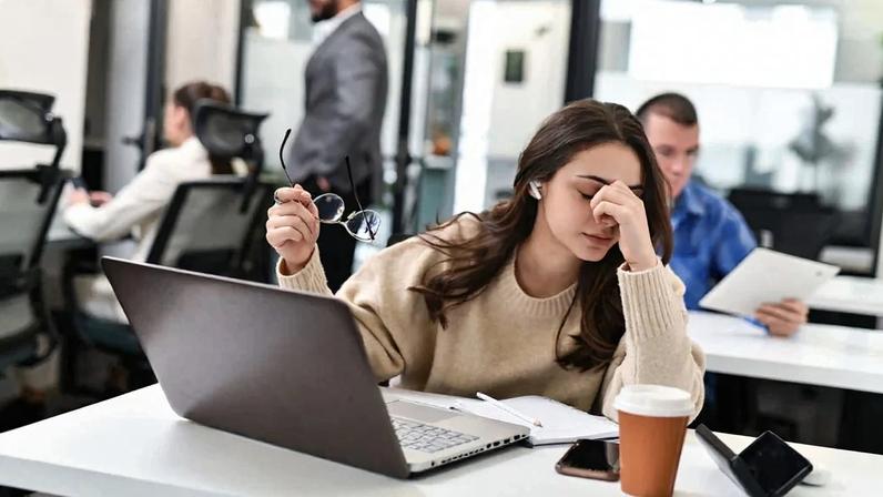 Executivos veem produtividade com IA, mas trabalhadores relatam sobrecarga saúde mental