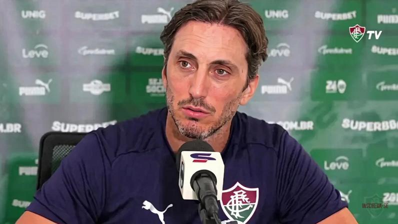 Zubeldía em coletiva pelo Fluminense (Foto: Reprodução)