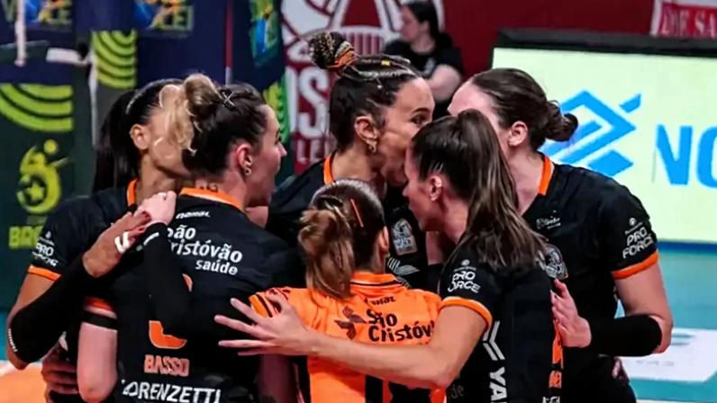 Osasco x Fluminense na Copa Brasil de vôlei (Foto: Carolina Oliveira/ Osasco)