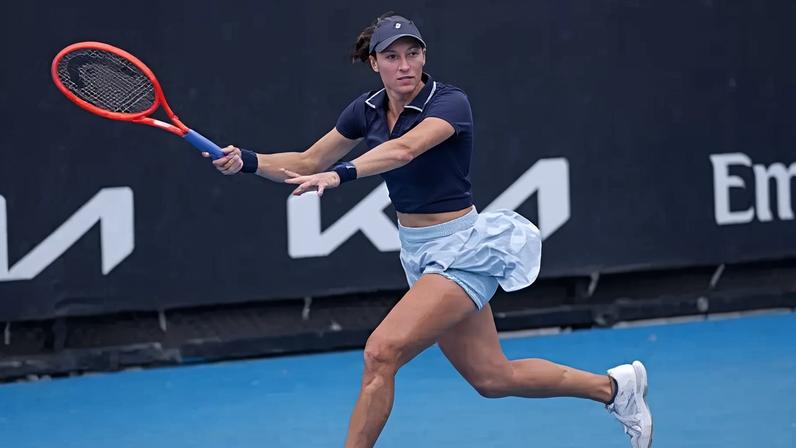 A brasileira Luisa Stefani em ação no Australian Open (Reprodução)