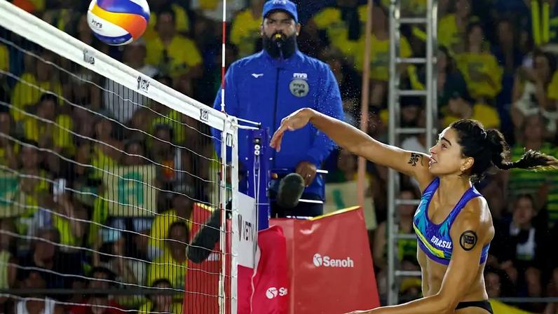 Carol Solbert ataca a bola na vitória na final do Elite 16 em Copacabana (Foto: Divulgação)