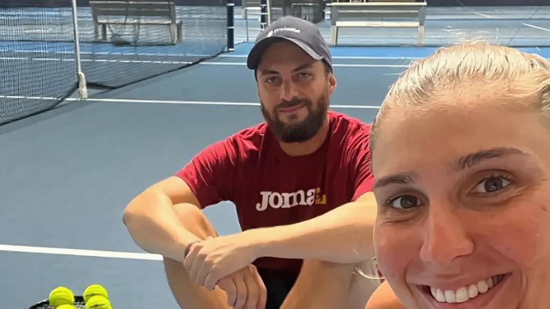 O técnico Rafael Paciaroni e Bia Haddad em Roland Garros em 2024, na Olimpíada (Reprodução)