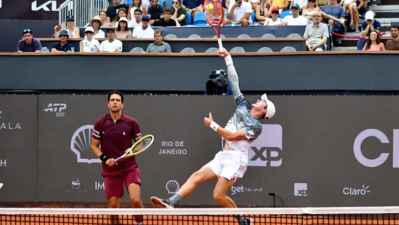 João Fonseca smasha ao lado de Marcelo Melo na final do Rio Open (Foto: Fotojump)