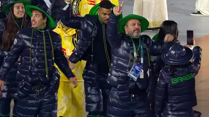 Delegação brasileira na cerimônia de encerramento das Olimpíadas de Inverno (Foto: Reprodução/CazéTV)