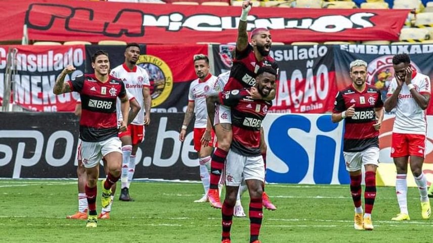 Jogadores do Flamengo celebrando a vitória sobre o Internacional, pelo Brasileiro de 2020 (Foto: Marcelo Cortes/CRF)