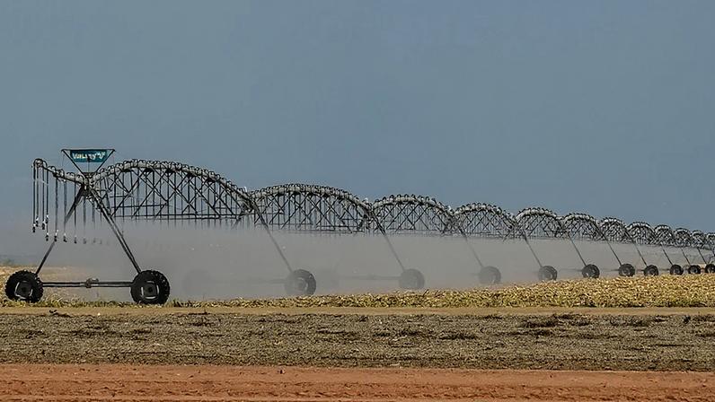 Segundo ONG, seria necessário 174 bilhões de “Brasis” para consumir o mesmo volume que é usado anualmente pelo agronegócio - Nelson Almeida/ AFP