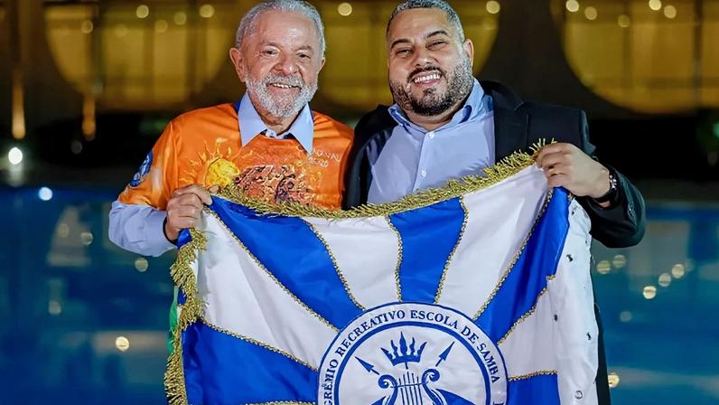 Lula recebeu a camisa oficial da escola das mãos do Presidente Wallace Palhares. — Foto: Reprodução redes sociais