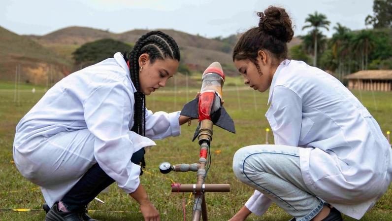 Alunas fazem teste na Olimpíada Brasileira de Foguetes. Foto: OBAFOG/Divulgação