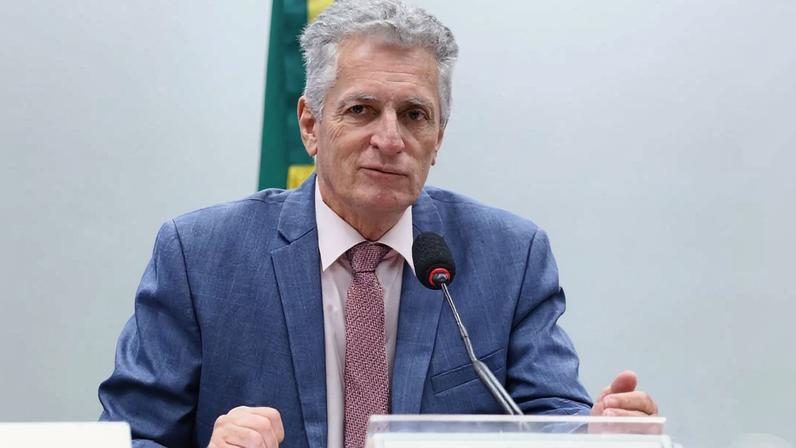 Deputado Rogério Correia (PT) publicou uma imagem claramente adulterada pela Inteligência Artificial para forçar uma aproximação entre Vorcaro e Bolsonaro. (Foto: Vinicius Loures/Câmara dos Deputados)