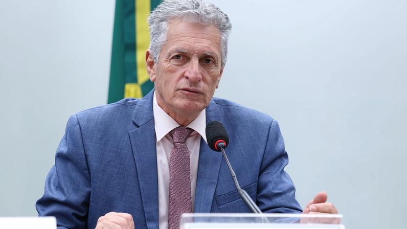 Deputado Rogério Correia (PT) publicou uma imagem claramente adulterada pela Inteligência Artificial para forçar uma aproximação entre Vorcaro e Bolsonaro (Foto: Vinicius Loures/Câmara dos Deputados)