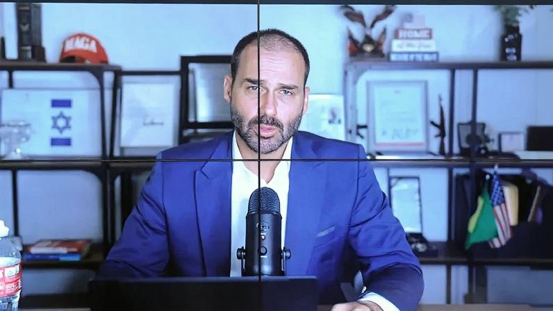 Denúncia aponta que ex-deputado está nos Estados Unidos em suposta articulação por sanções. Mesmo assim, Moraes vê "local incerto" e usa mecanismo de exceção previsto no processo criminal.