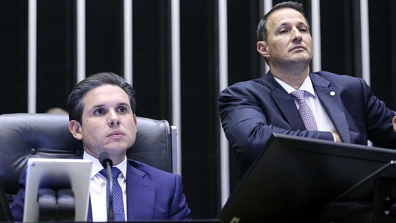 Motta e Derrite durante votação na Câmara do projeto de combate a facções — Foto: Kayo Magalhães / Câmara dos Deputados
