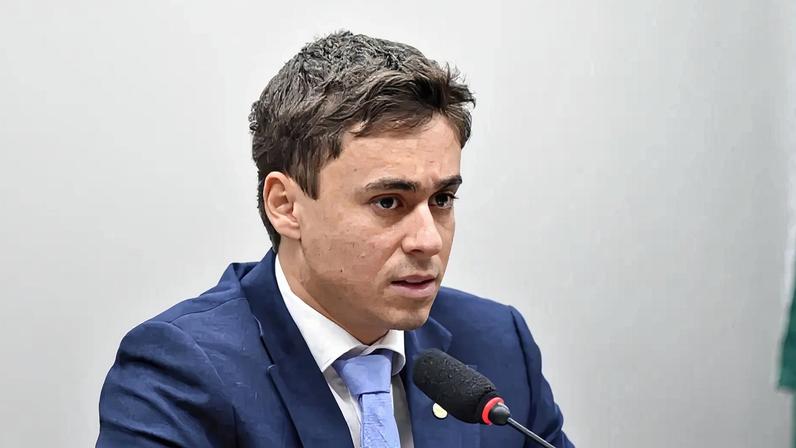 Em 2022, a então candidata ao Senado classificou Nikolas como protagonista do "ecossistema de desinformação bolsonarista" (Foto: Zeca Ribeiro / Câmara dos Deputados)