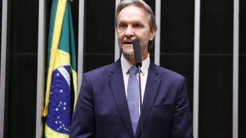 Deputado Pedro Uczai (PT-SC) durante discussão e votação de propostas na Câmara — Foto: Vinicius Loures/Câmara dos Deputados