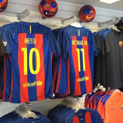 Barcelona gasta mais de R$ 24 milhões em uniformes guardados em armazém