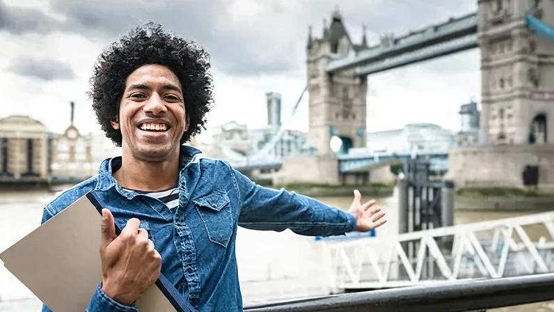 Pacote de intercâmbio inclui curso de inglês na escola da EF, material didático, passagens aéreas, hospedagem, alimentação e seguros médico e de viagem