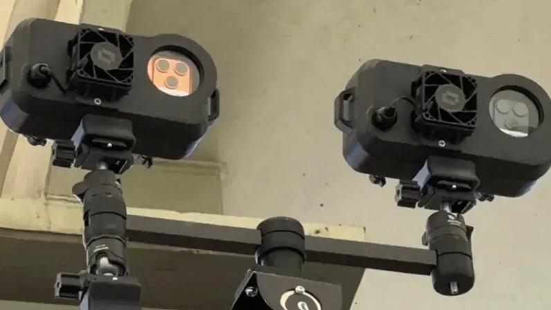 Uso de iPhones no impedimento semiautomático no Maracanã (Foto: Reprodução/X)