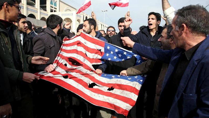 Manifestantes iranianos anti-Estados Unidos queimam bandeira norte-americana no dia 03 de janeiro de 2020, após a morte do general Qasem Soleimani.