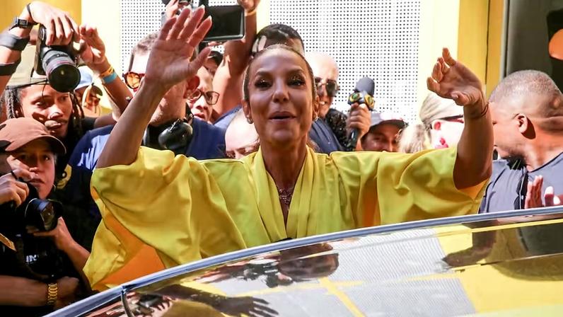 Ivete Sangalo é recebida por multidão na chegada para bloco no Circuito Preta Gil e se emociona — Foto: Victor Chapetta/Brazil News