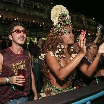 IZA chega com João Vitor Silva para acompanhar desfiles na Sapucaí