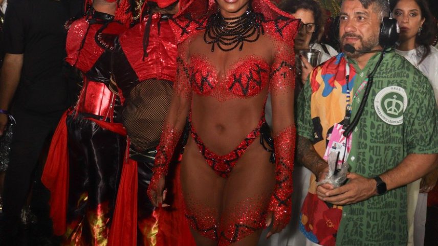 IZA no Desfile das Campeãs — Foto: AgNews