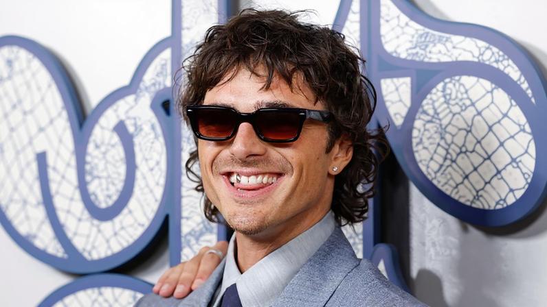 Jacob Elordi wore his gold tooth to the Sydney premiere of “Wuthering Heights.”