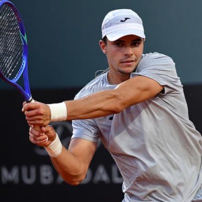 Baez, bicampeão, é surpreendido por lucky-loser português