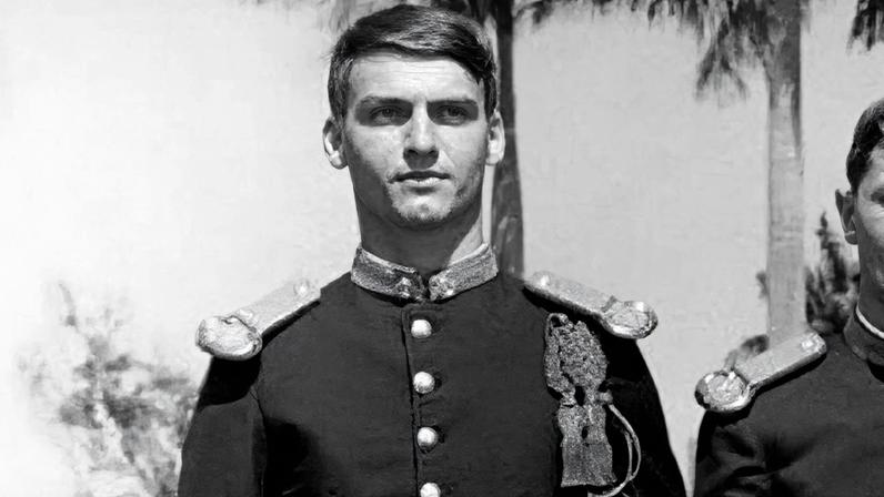 O ex-presidente Jair Bolsonaro, condenado e preso por tentativa frustrada de golpe de Estado, em foto durante sua formação militar