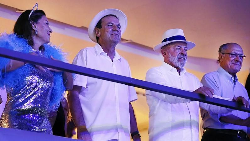 Janja, Eduardo Paes, Lula e Alckmin em camarote da Sapucaí, no Rio
