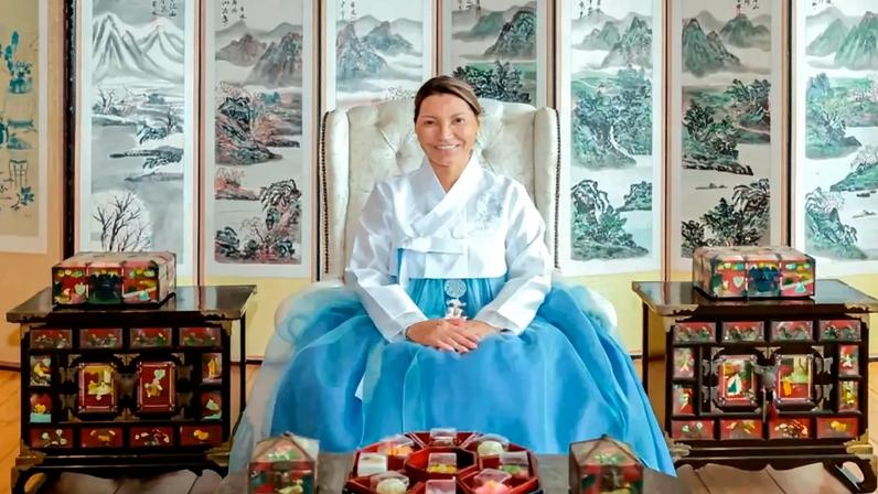 Janja vestida com um Hanbok, traje tradicional sul-coreano, em visita ao Consulado em SP. (Foto: Cláudio Kbene/PR)