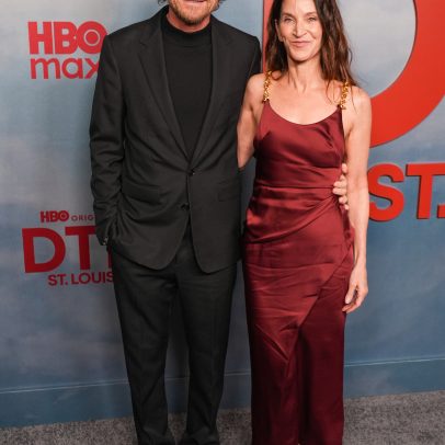 Jason Bateman faz raro red carpet com esposa após confissão sobre casamento