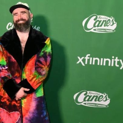Jason Kelce surpreende fãs com casaco tie-dye na festa do New Heights