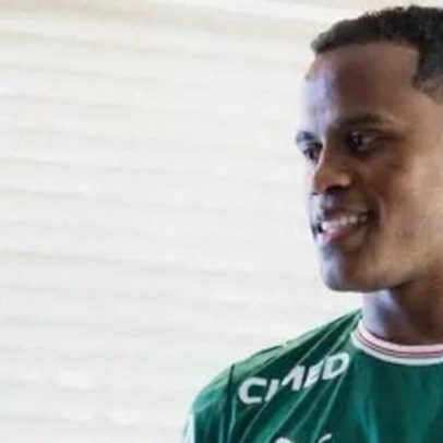 Arias desembarca, posa com camisa do Palmeiras e será apresentado
